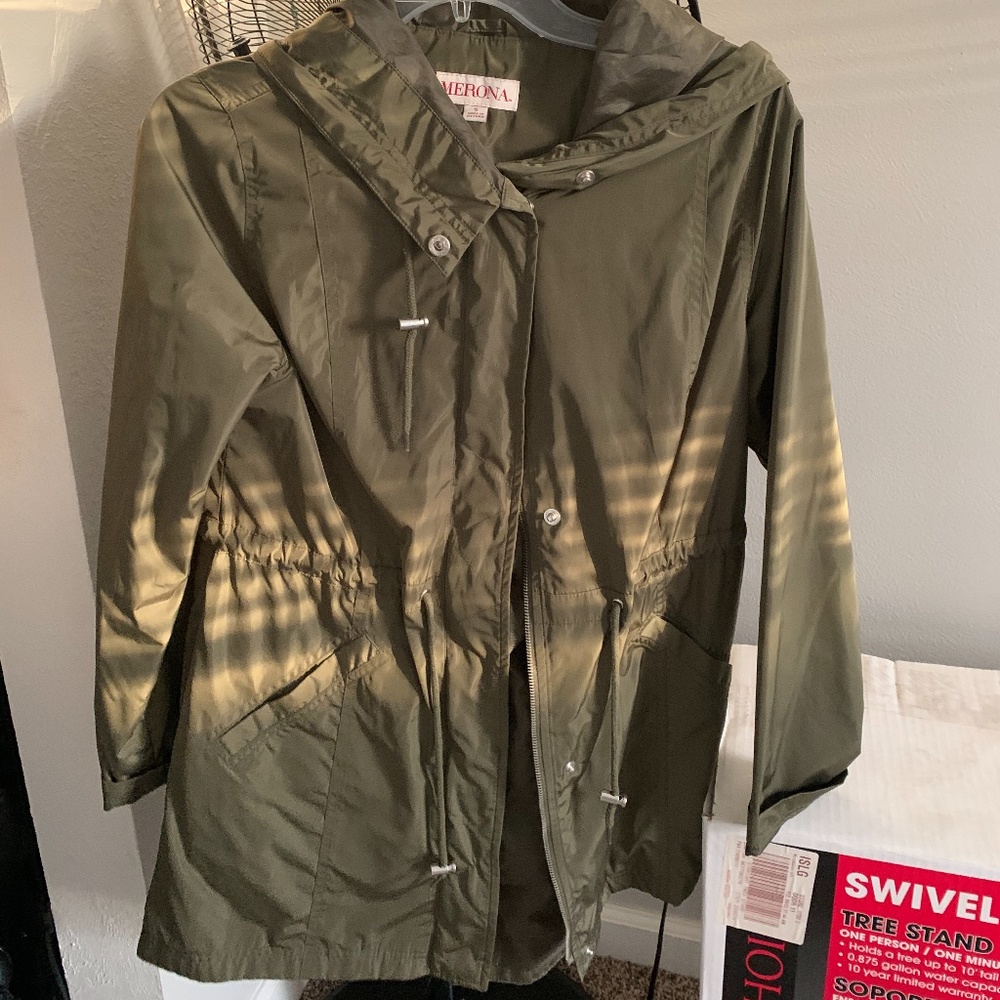 Windbreaker/Rain Coat